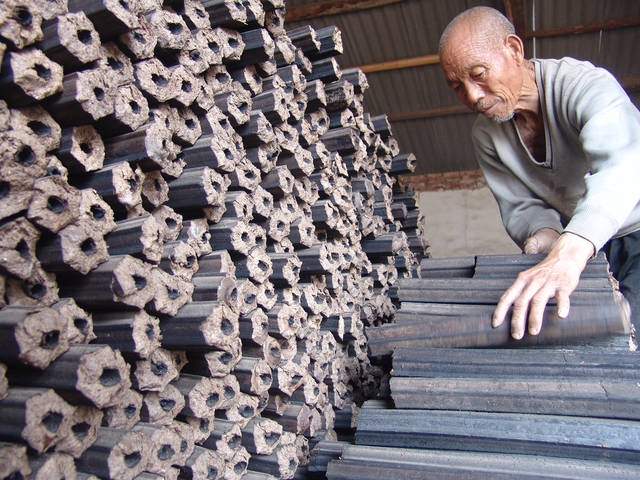 木炭機(jī)操作過程詳解:燒烤炭是如何制作的